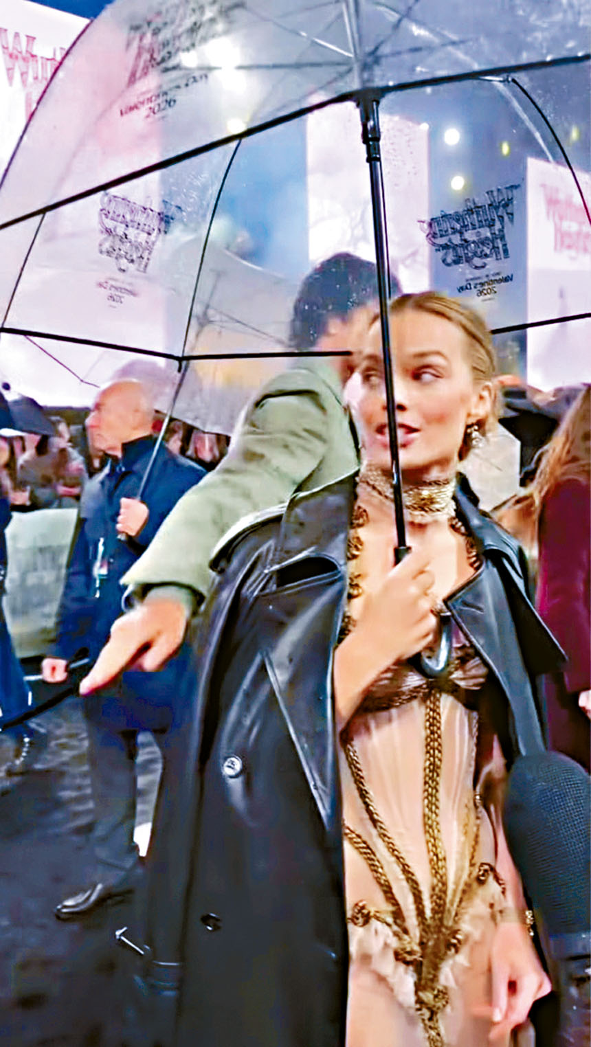 瑪歌受訪時，Jacob亦從後搭女方膊頭整蠱她。 網上圖片