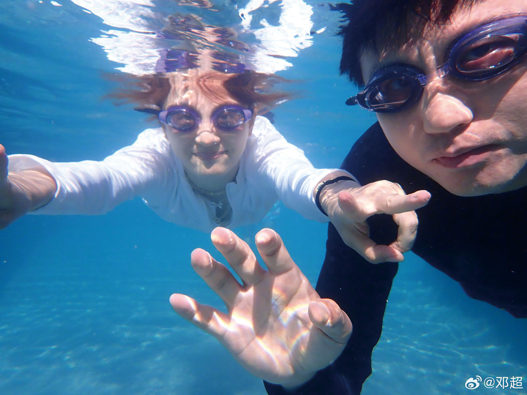 鄧超（右）與妻子孫儷在水下玩鬧。網上圖片