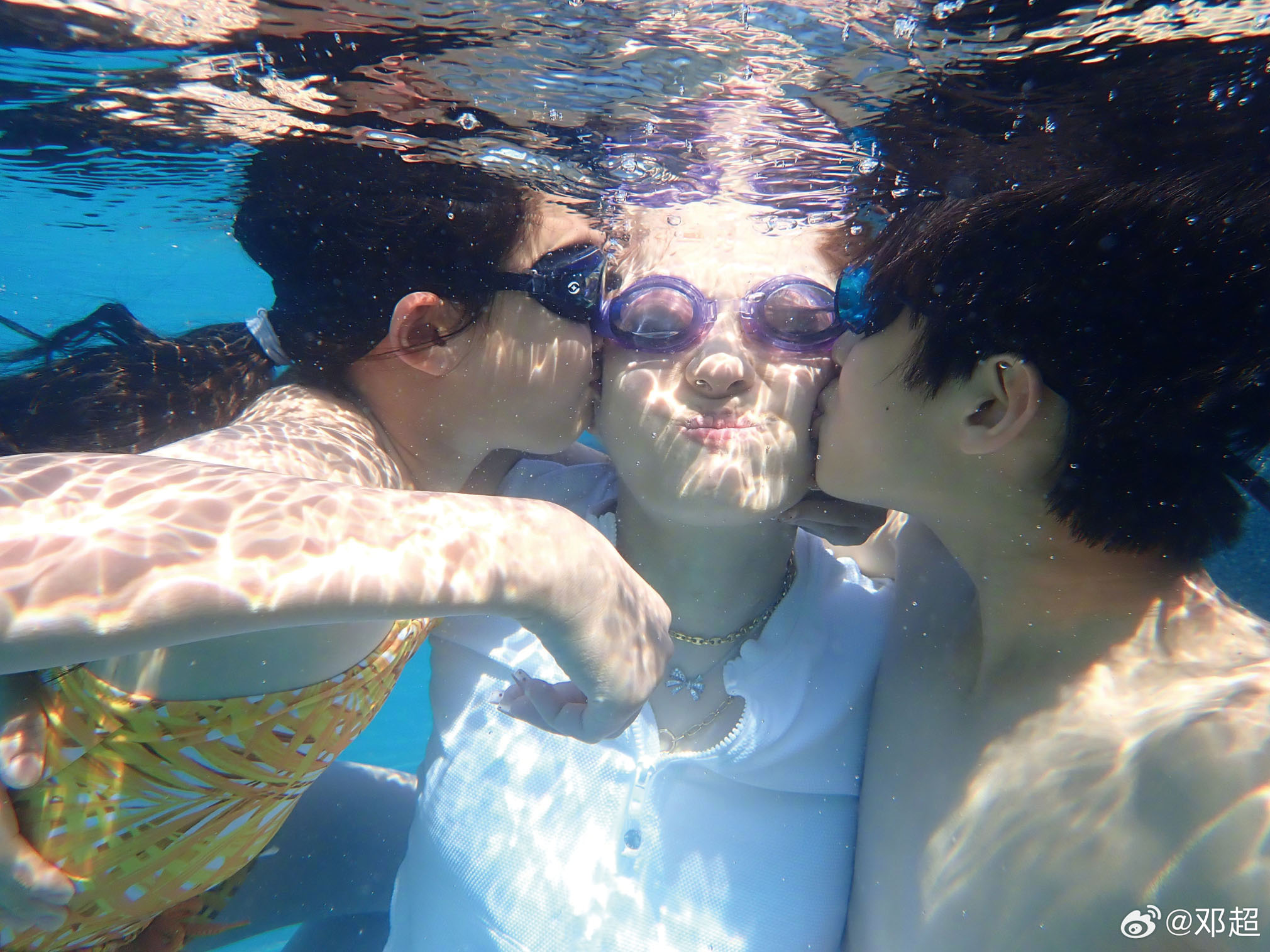 兒子等等（右）與女兒小花（左）親吻孫儷臉頰。網上圖片