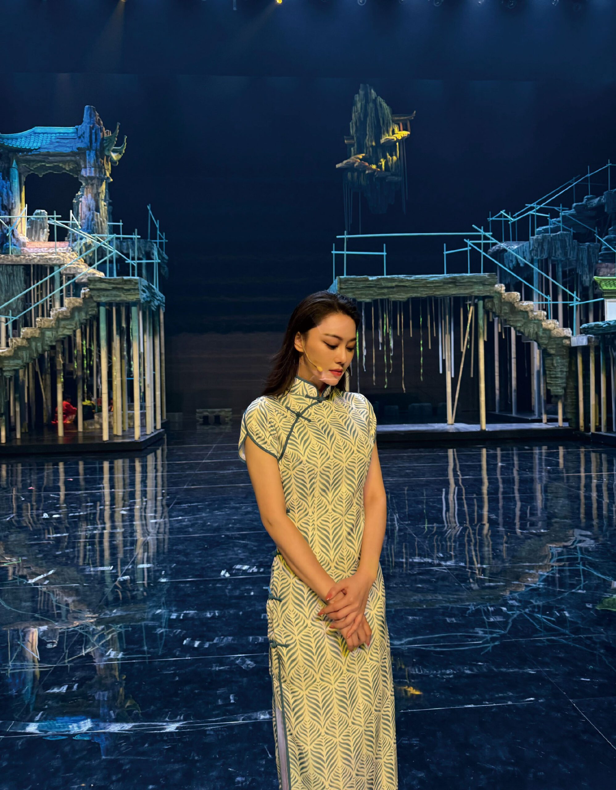 張馨予在劇中飾演以「中國絲綢之母」費達生為原型的角色「達生」。網上圖片 .c2/.c3 祝福花籃簇擁成景，見證了張馨予的好人緣。網上圖片