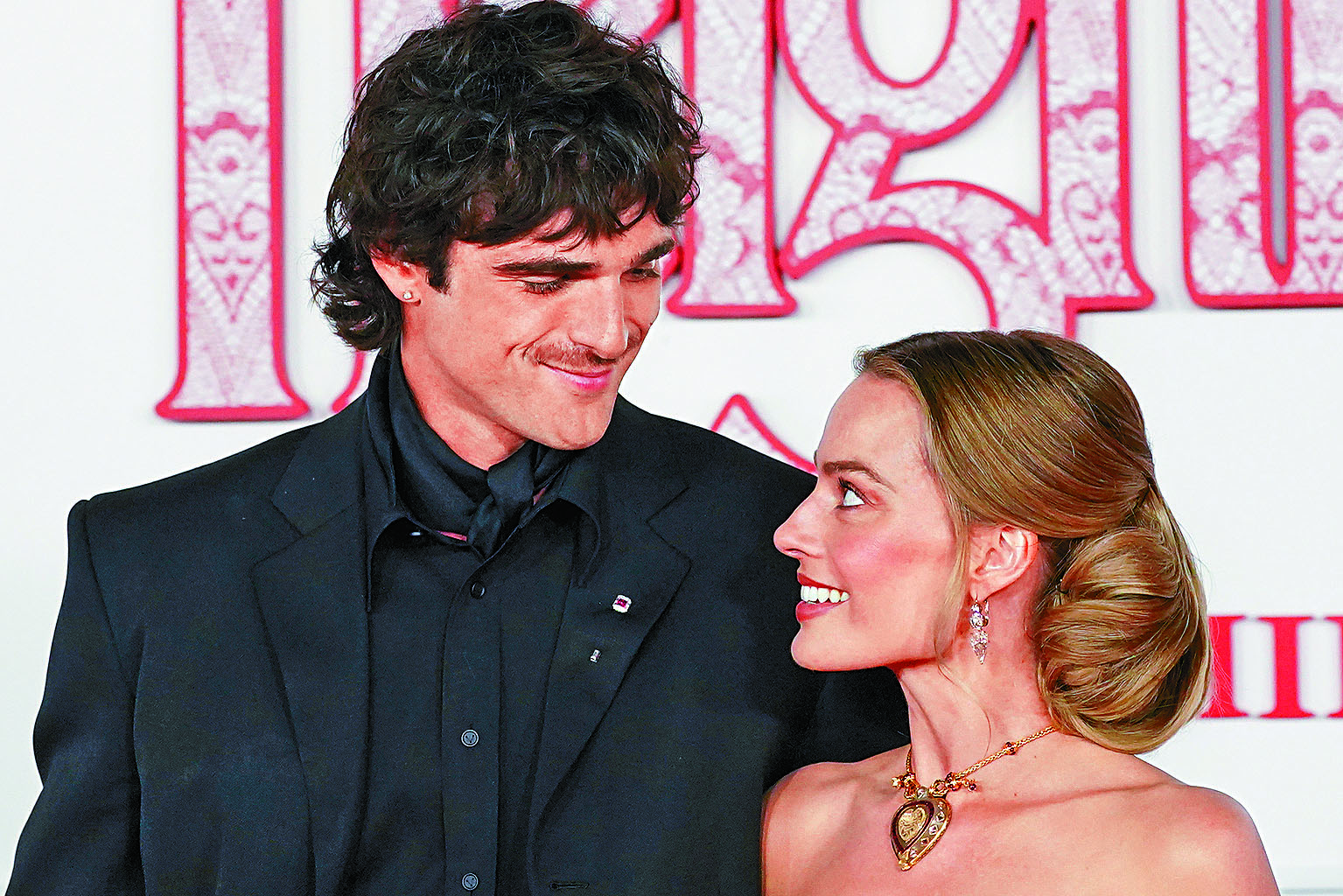 ■瑪歌和Jacob在首映禮上合照,二人彼此對望時看似含情脈脈。 美聯社