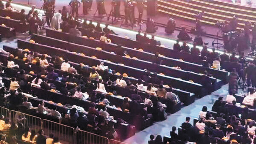 換位風波發生後，前排藝人們遲遲無法入座。網上圖片