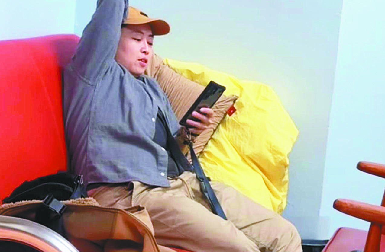 勇兔的大姐特意趕來醫院照看她。網上圖片