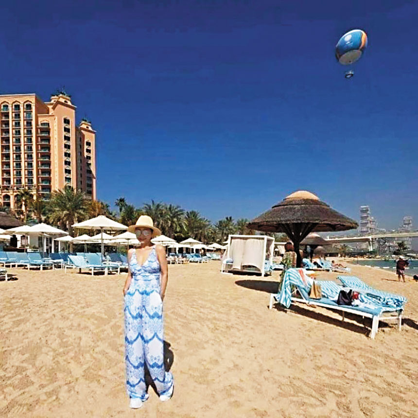 陳美鳳在杜拜海灘散步。網上圖片