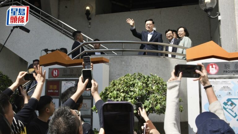 李家超探訪宏福苑居民 承諾短期內公布安置方案 促工作組過年「馬不停蹄」