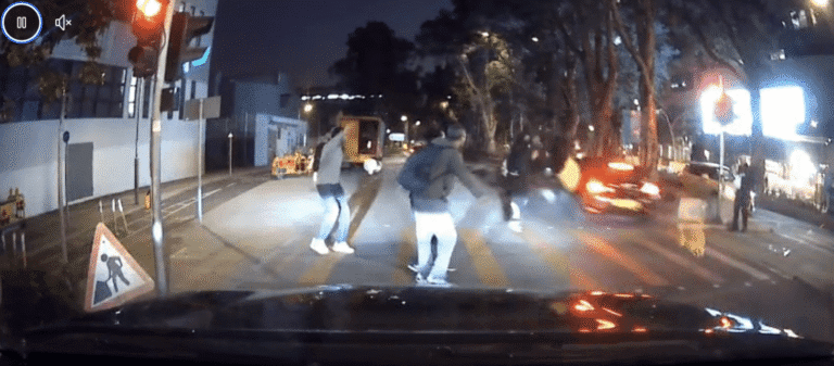 【車Cam直擊】粉嶺私家車高速衝紅燈 單車男被撞飛凌空翻轉 巴裔司機涉危駕被捕