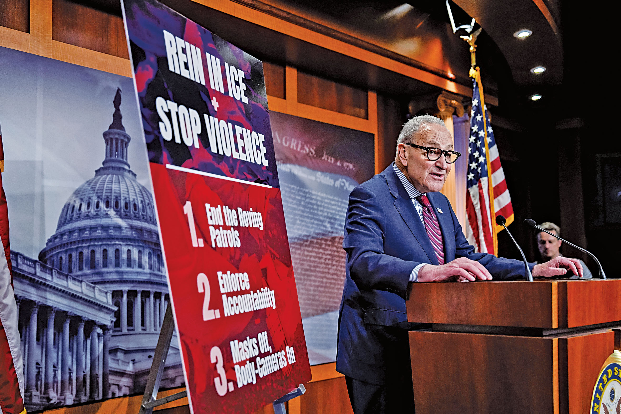 圖為參院民主黨領袖舒默舉行新聞發布會。路透社