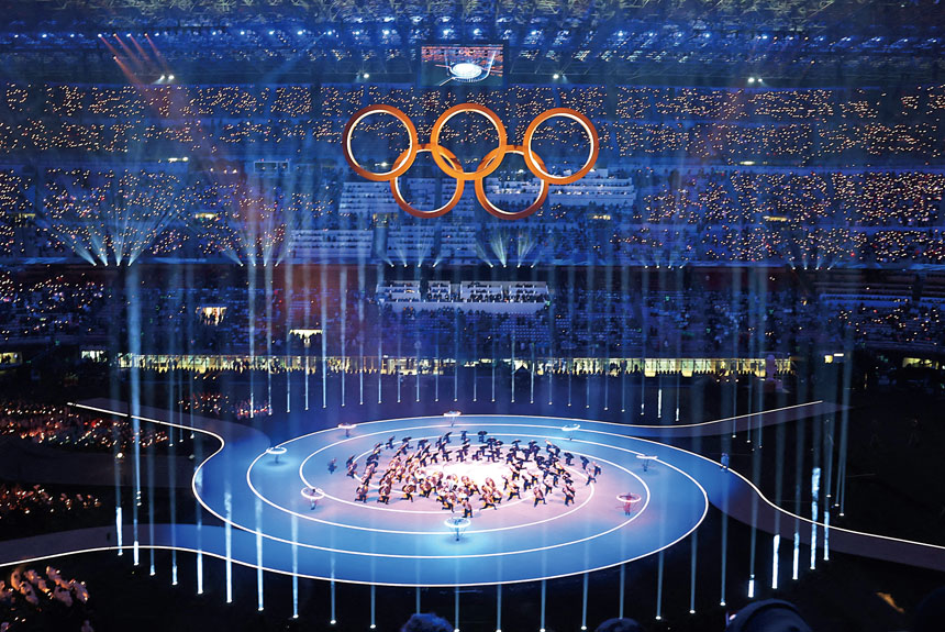 2026年冬奧盛大開幕,舞台上方出現奧運五環圖案。路透社