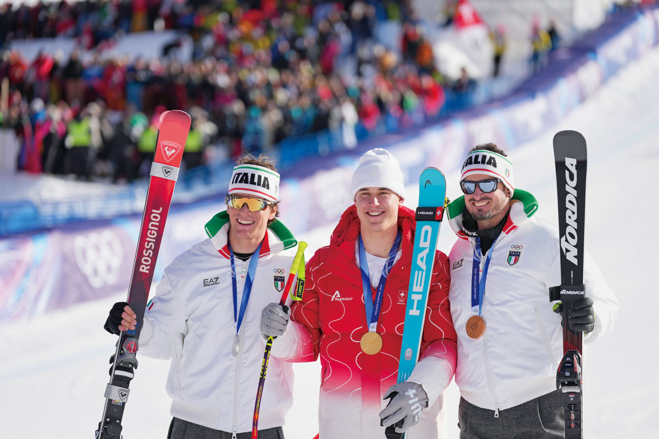 瑞士高山滑雪男子速降金牌得主馮阿爾曼(中)與銀牌及銅牌得主、兩名意大利選手一起慶祝。美聯社