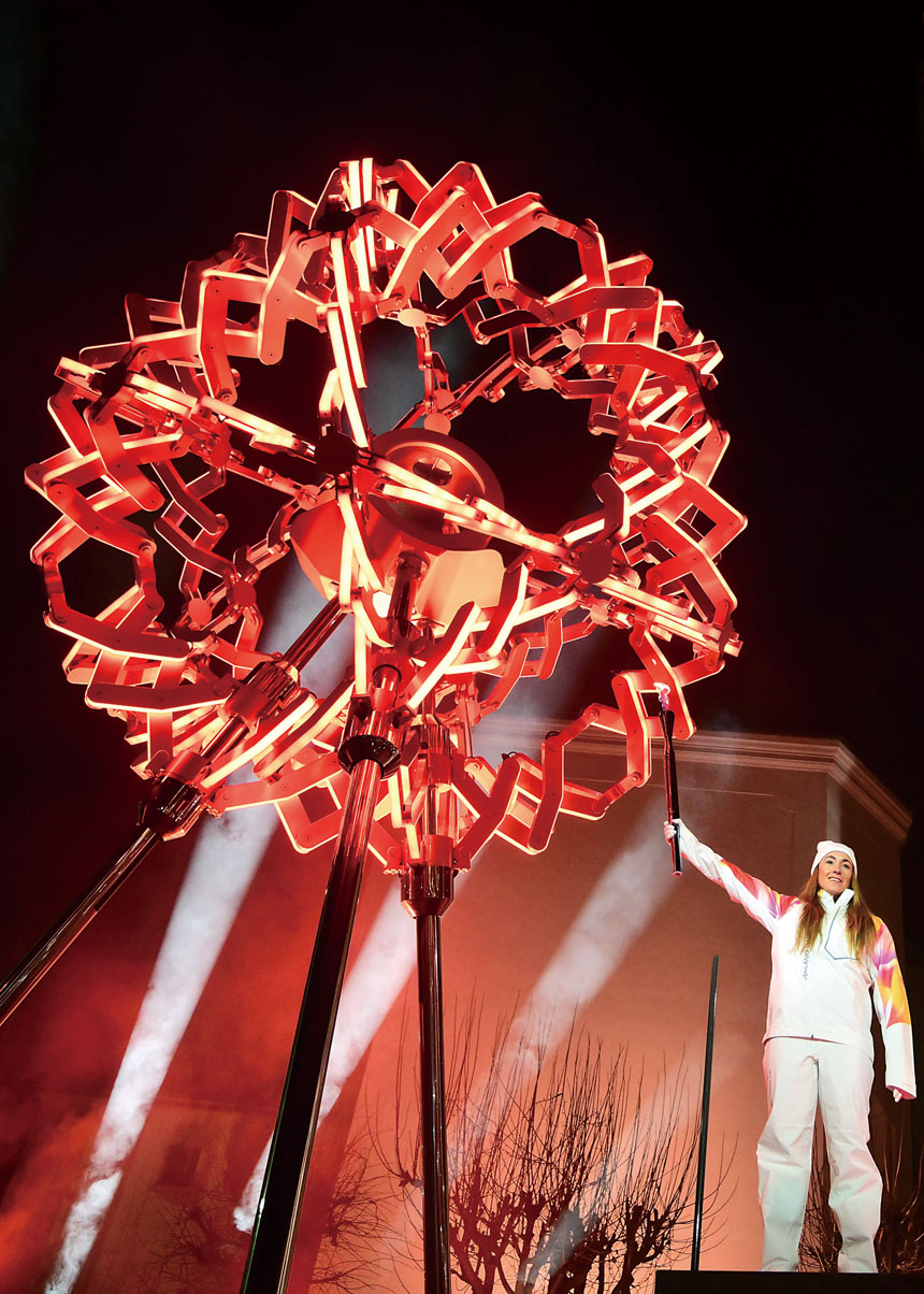 意大利滑雪選手在科爾蒂納丹佩佐點燃聖火。美聯社