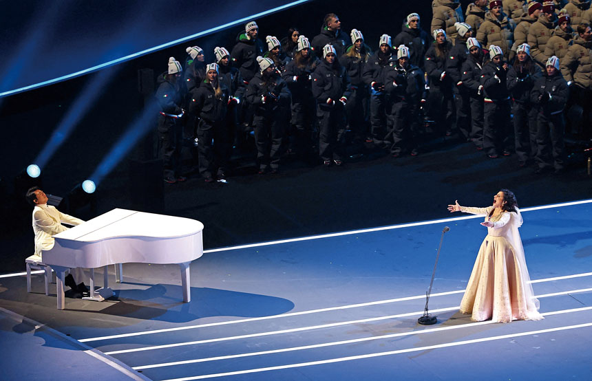 中國鋼琴家郎朗與女歌手同台表演。路透社