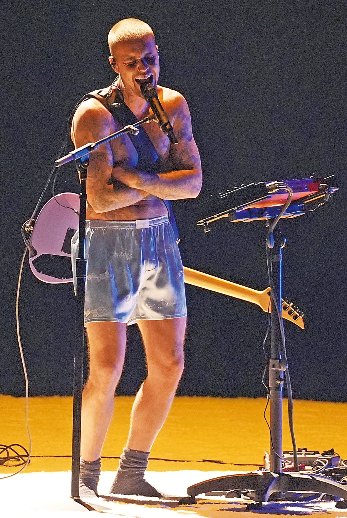 Justin Bieber赤裸上身演唱熱門歌曲《Yukon》。美聯社