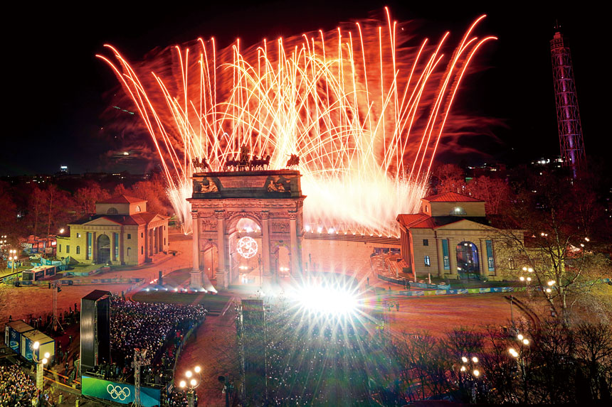 絢麗的煙火照亮了夜空。美聯社