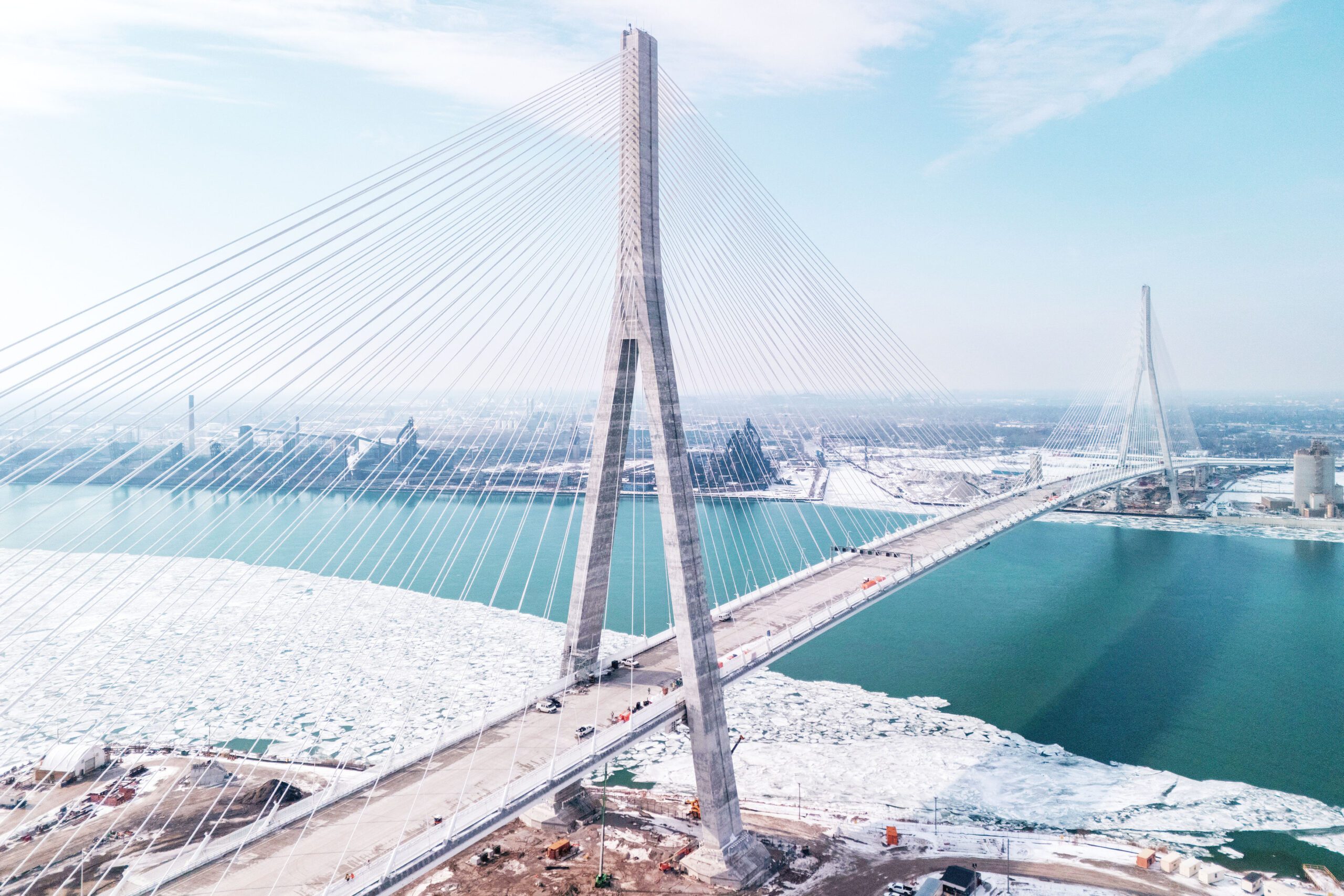 戈迪·豪國際大橋建成後將成為美加邊境重要交通樞紐，目前在做最終測試與安全檢查。路透社