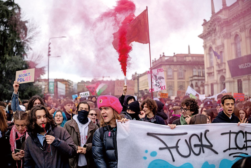 在米蘭,示威者抗議ICE人員隨美國代表團出席冬奧。路透社