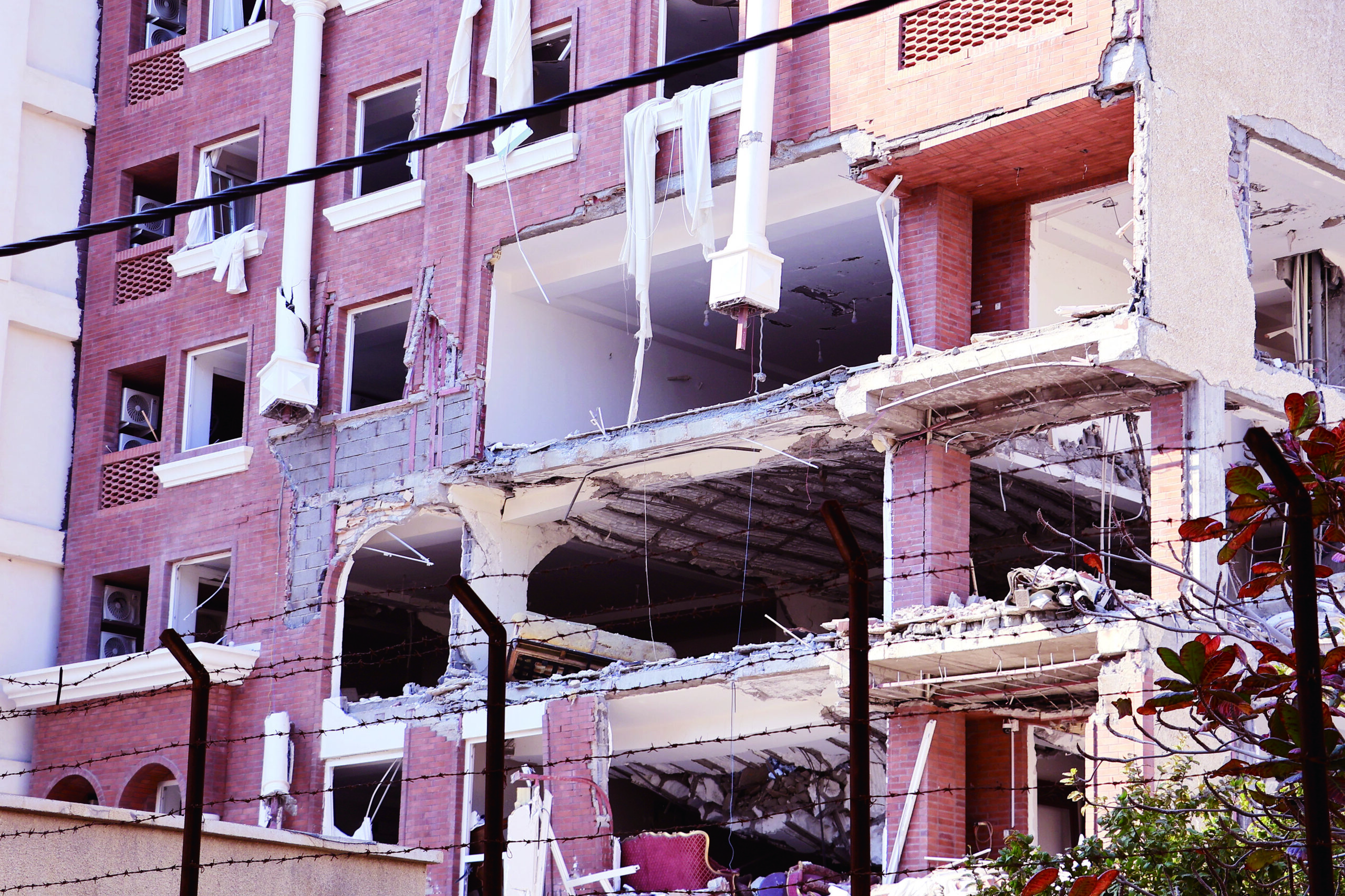 阿巴斯市莫倫大街一棟樓高8層的建築物在燃氣洩漏爆炸中受損。美聯社