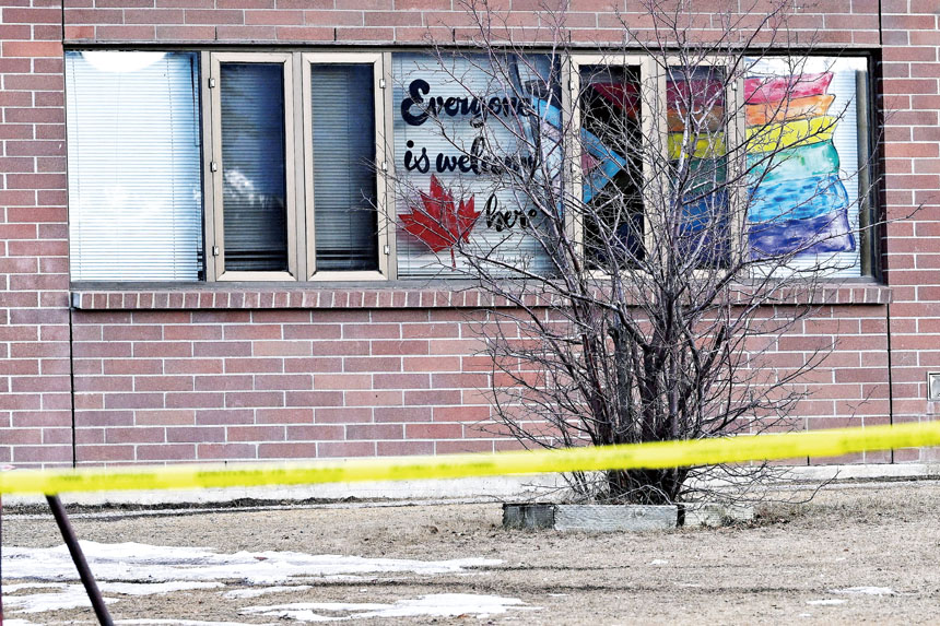 發生槍擊案的高中被警戒線包圍,窗戶上掛著彩虹旗,並寫著「歡迎所有人」。路透社