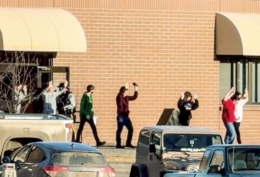 槍擊案後,學生們舉起雙手離開教學大樓。路透社