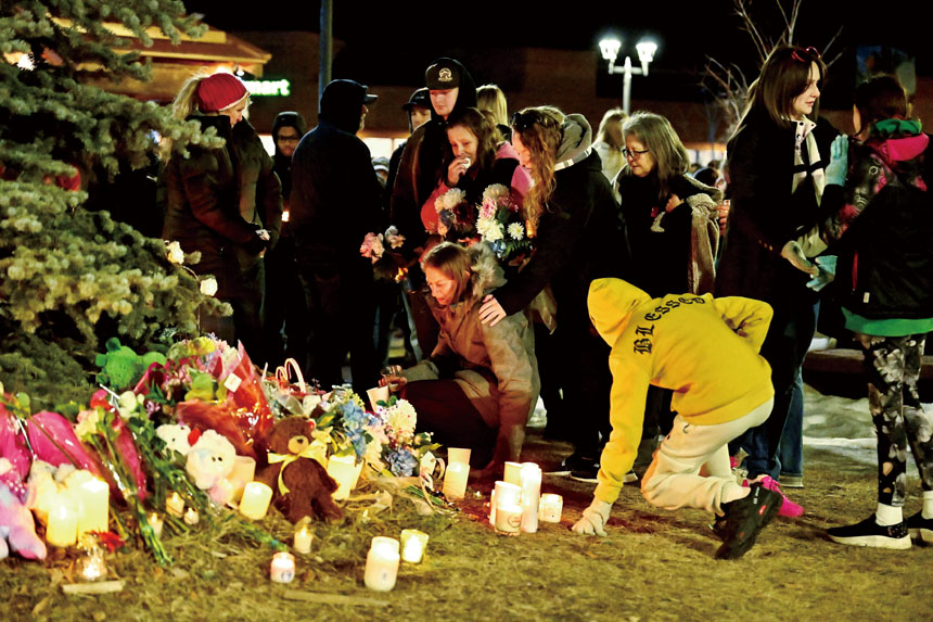 人們在慘案發生的第二天舉行守夜活動。路透社