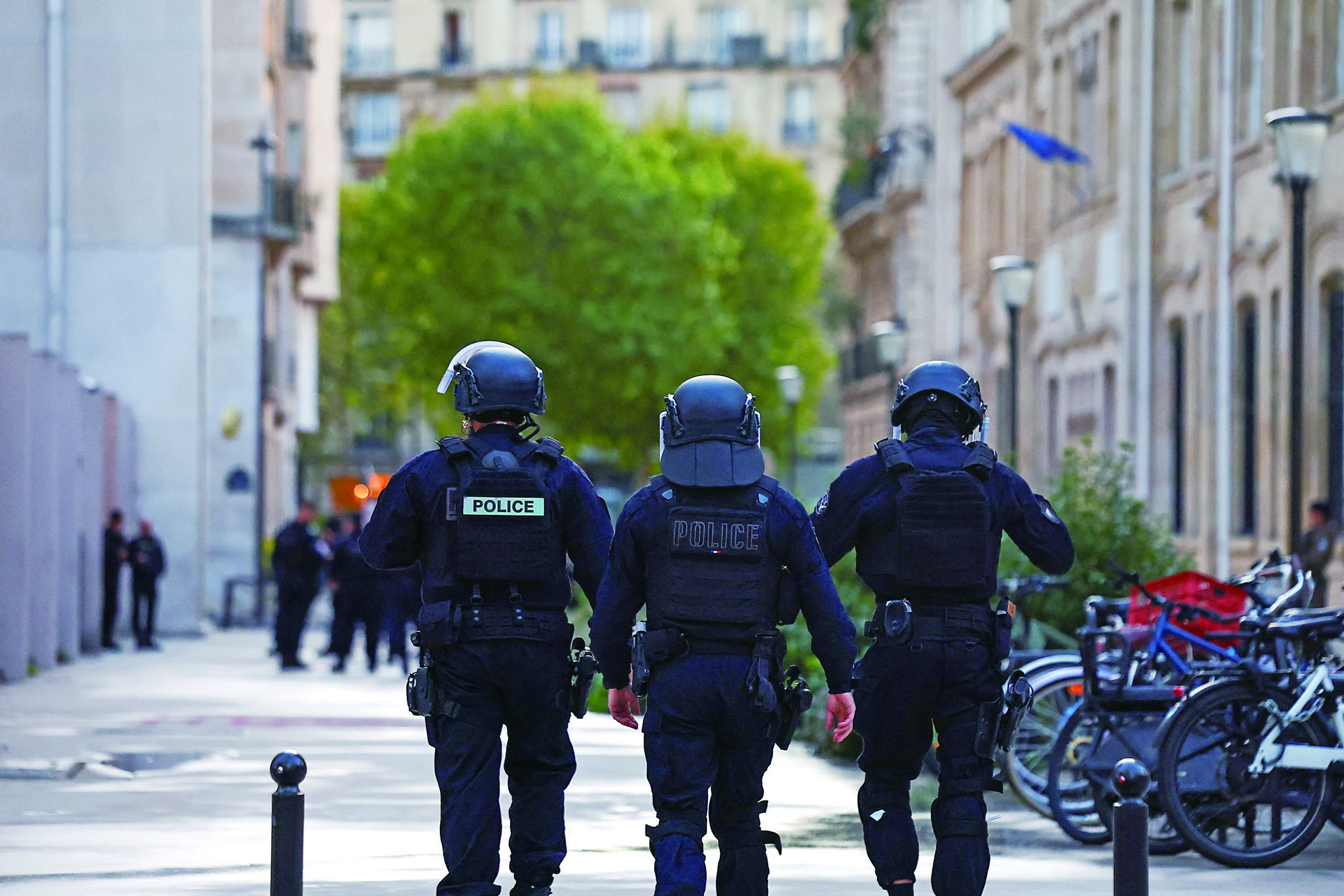 近來巴黎入室搶劫事件時有發生，圖為警方在處理一起安全事件後，封鎖了一條街道。路透社資料圖片