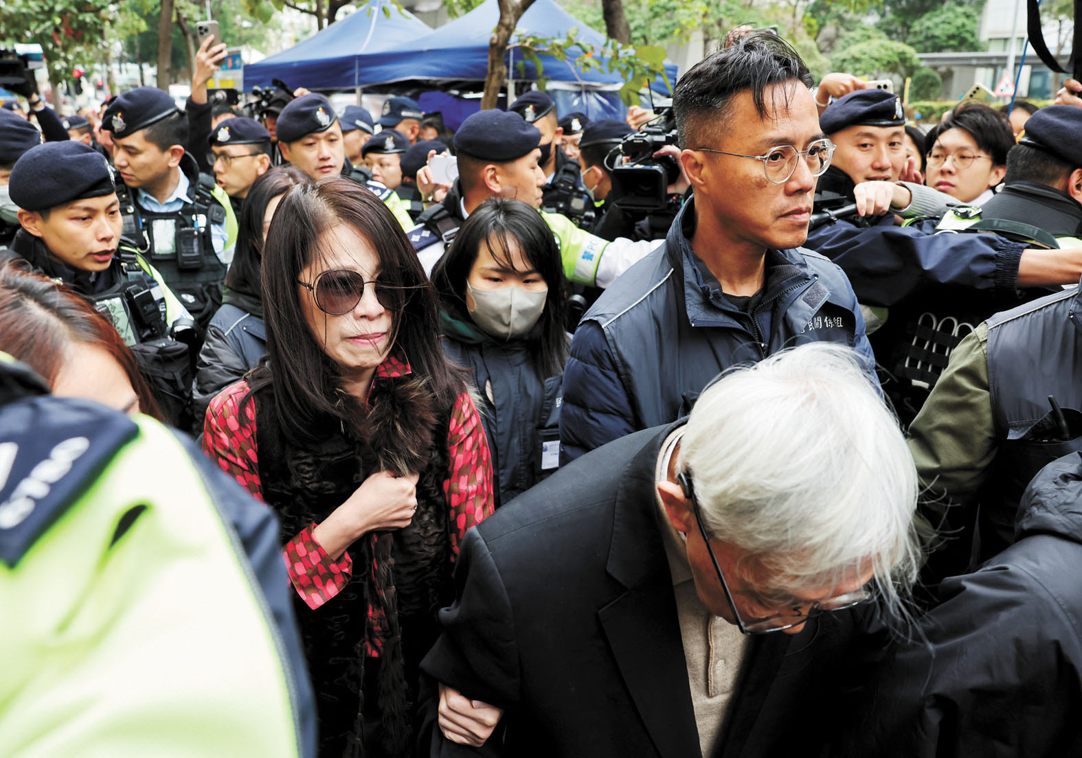 陳日君和黎智英妻子在宣判結束後離開法院。路透社