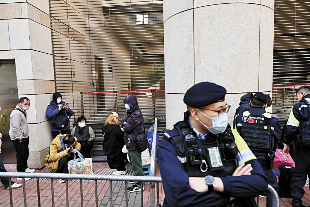 宣判當天,西九龍法院樓外有大批警力戒備。本報記者劉駿軒攝