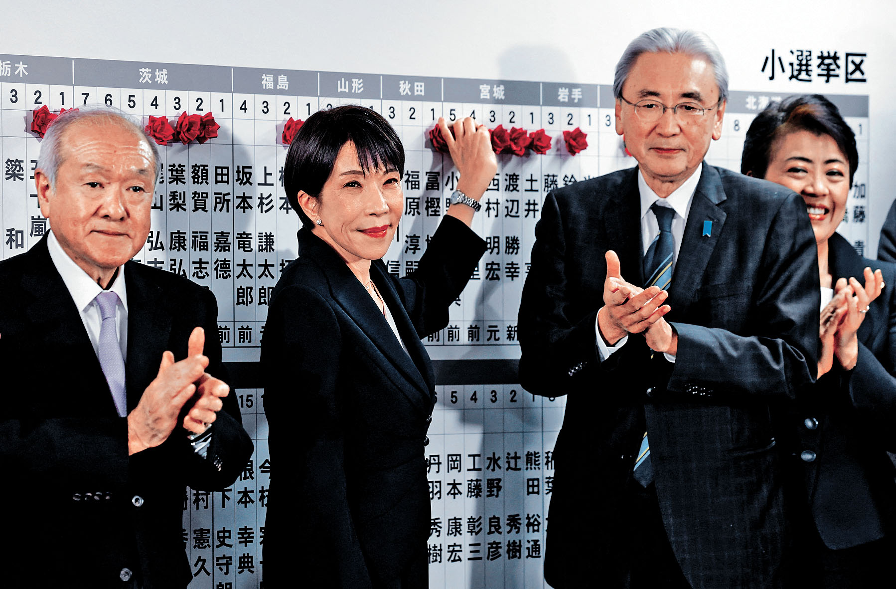 日本首相高市早苗在東京自民黨總部，用圖釘標記贏得眾議院選舉的本黨候選人姓名。 路透社