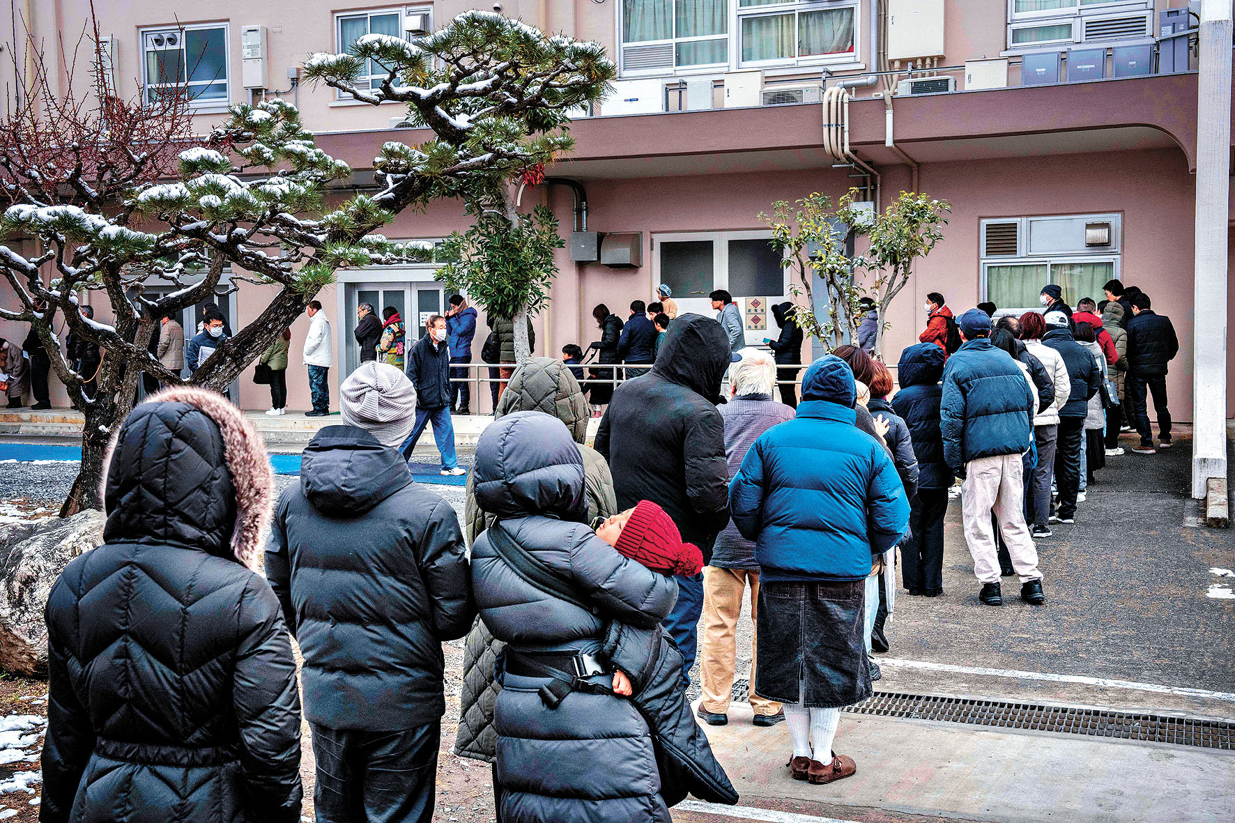 神奈川縣川崎市的選民冒著嚴寒排隊等投票。法新社