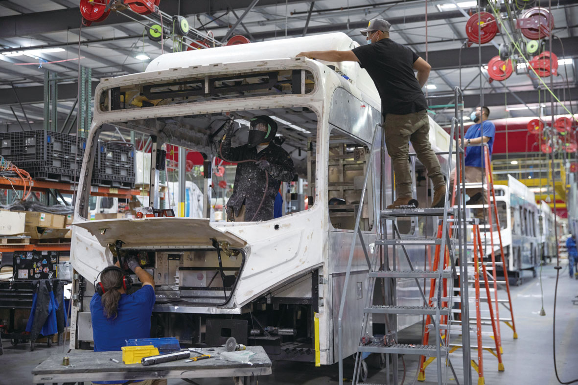 比亞迪在加州的蘭卡斯特設廠生產電動巴士。圖為工人正在組裝電動巴士。路透社資料圖片