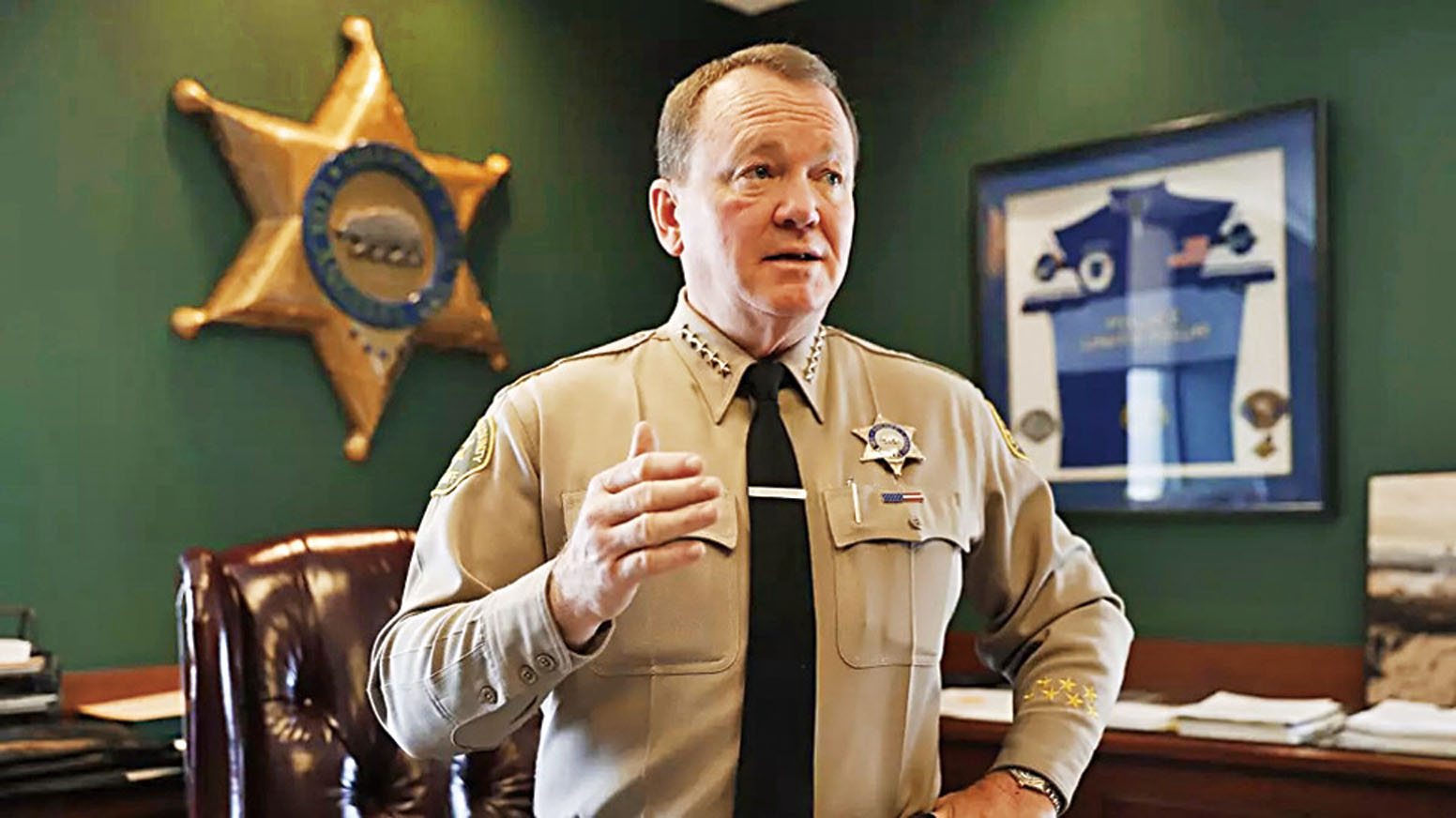 過去一年，洛杉磯市警局長麥克唐奈反覆強調LAPD不涉入民事移民執法，亦避免評論聯邦幹員的具體手段。洛杉磯時報