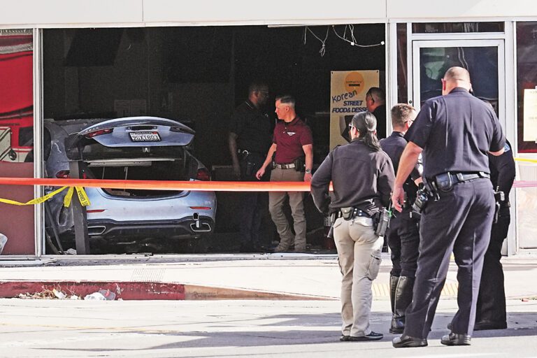 汽車撞入超市。美聯社