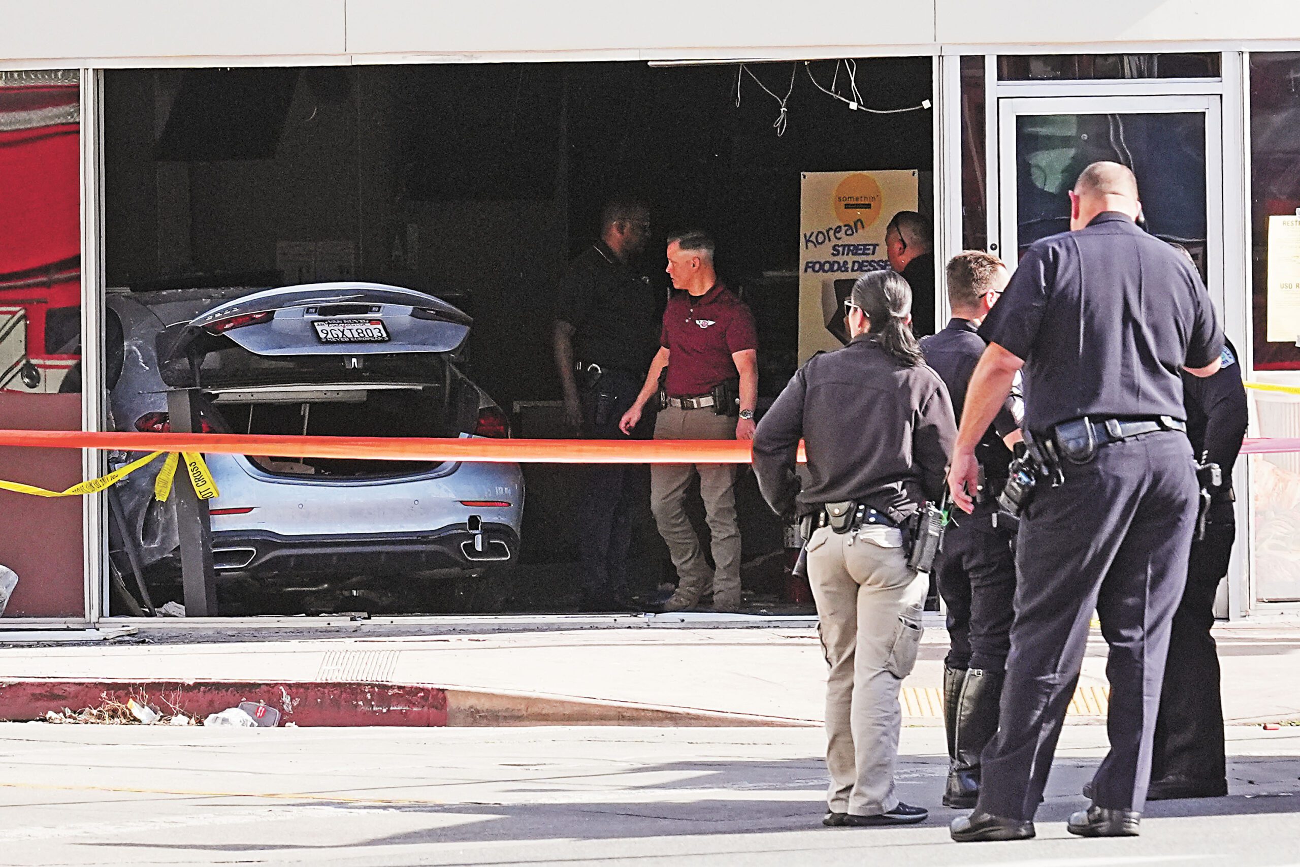 汽車撞入超市。美聯社