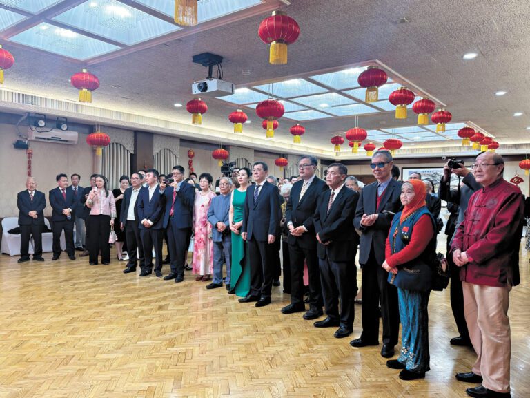 郭少春（右6）與夫人王薇（右7）及政商僑代表合影。記者陸新攝