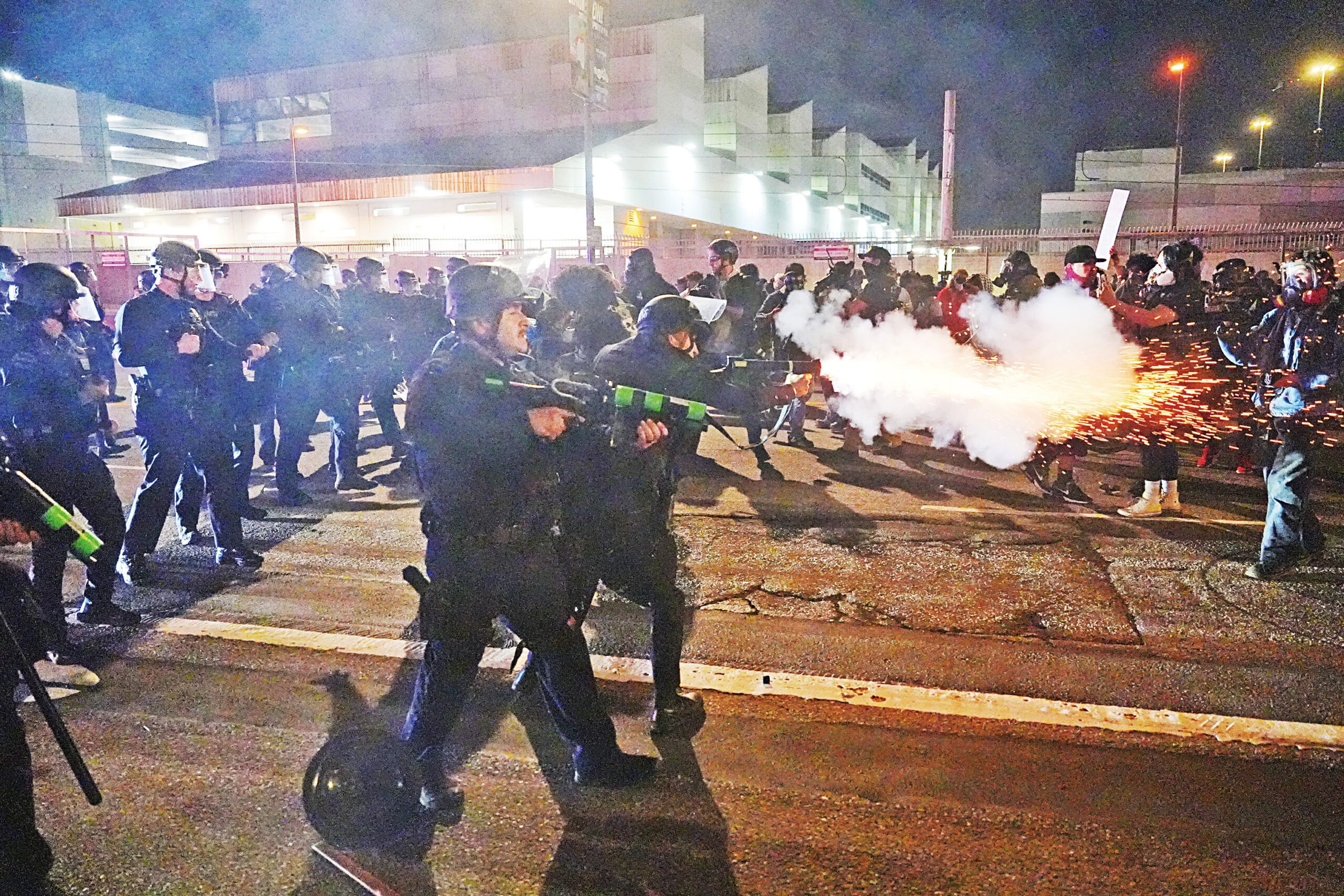 警員在市中心向示威者發射非致命彈藥。美聯社