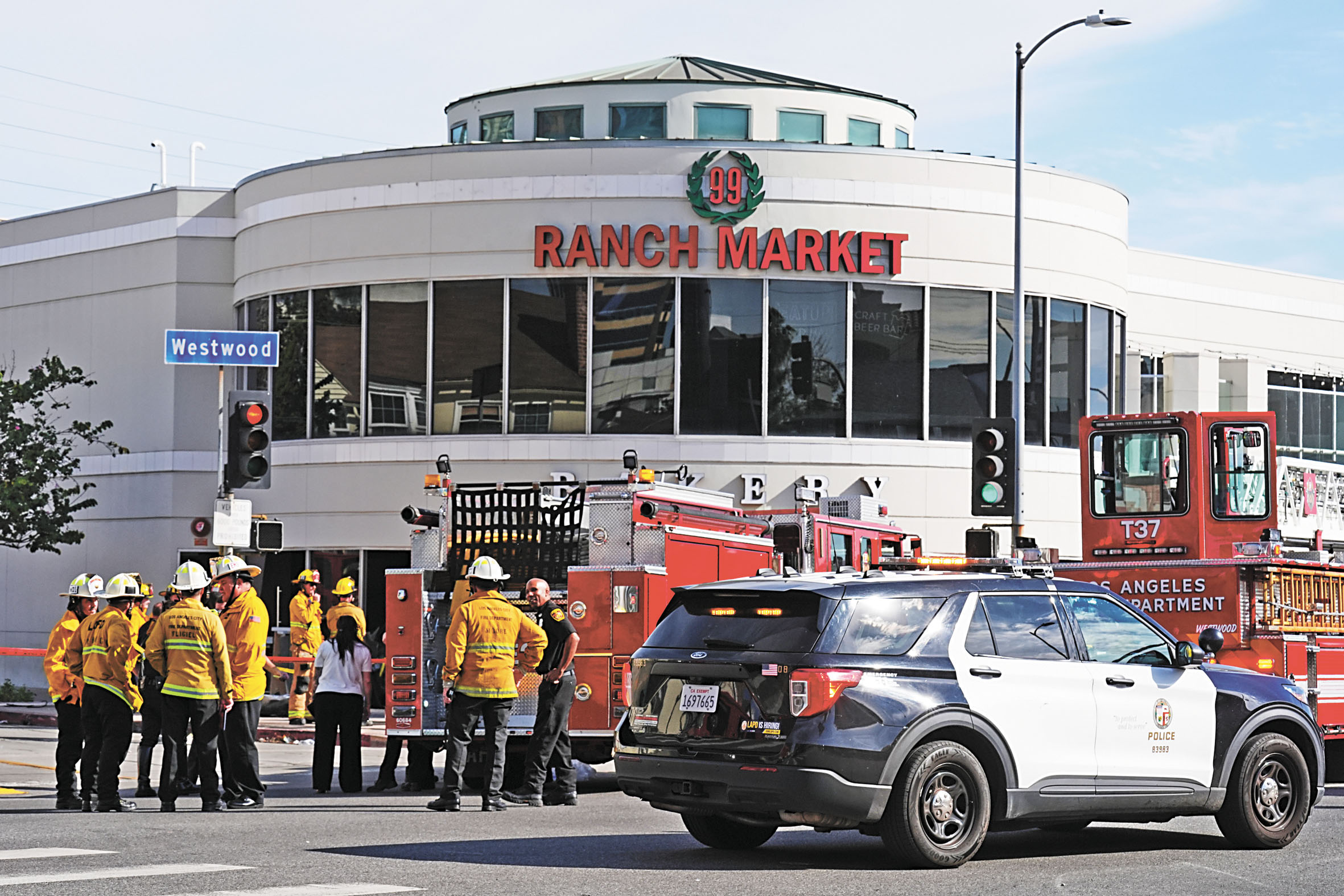 大批警察消防趕到現場。美聯社