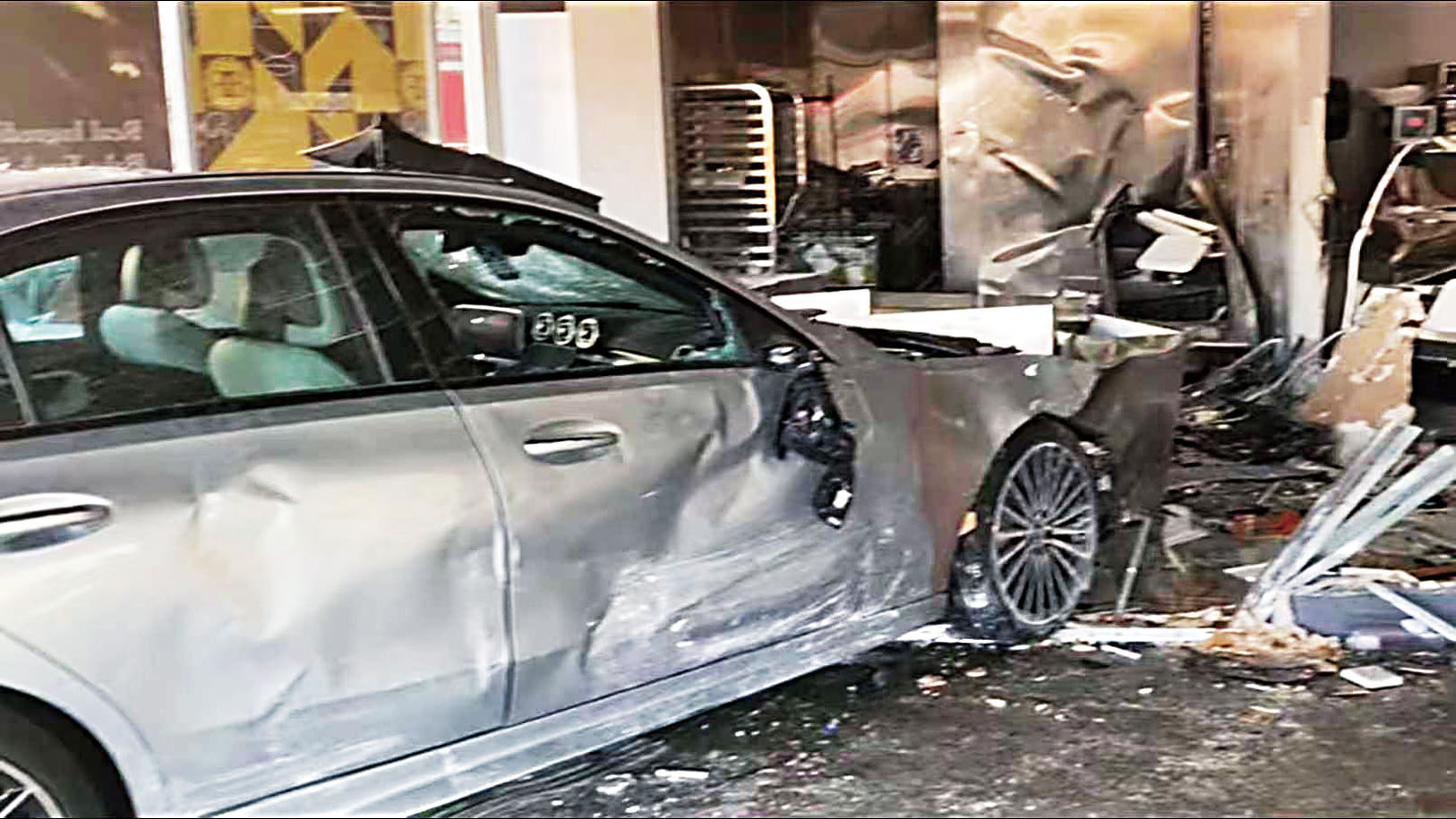 汽車衝進超市造成多人死傷。洛杉磯市消防局