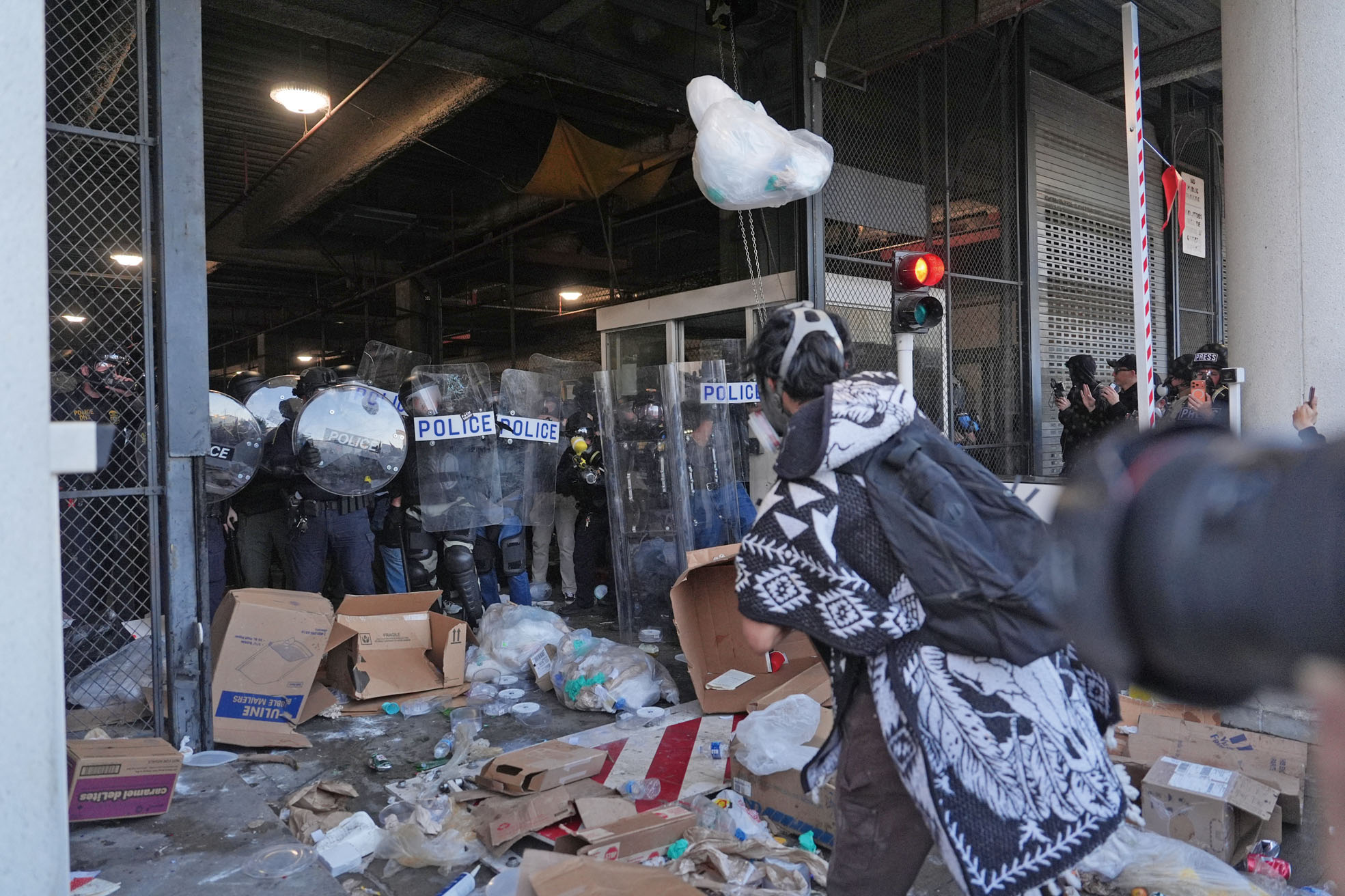 示威者在市中心的大都會拘留中心外，向聯邦執法人員投擲垃圾雜物。美聯社