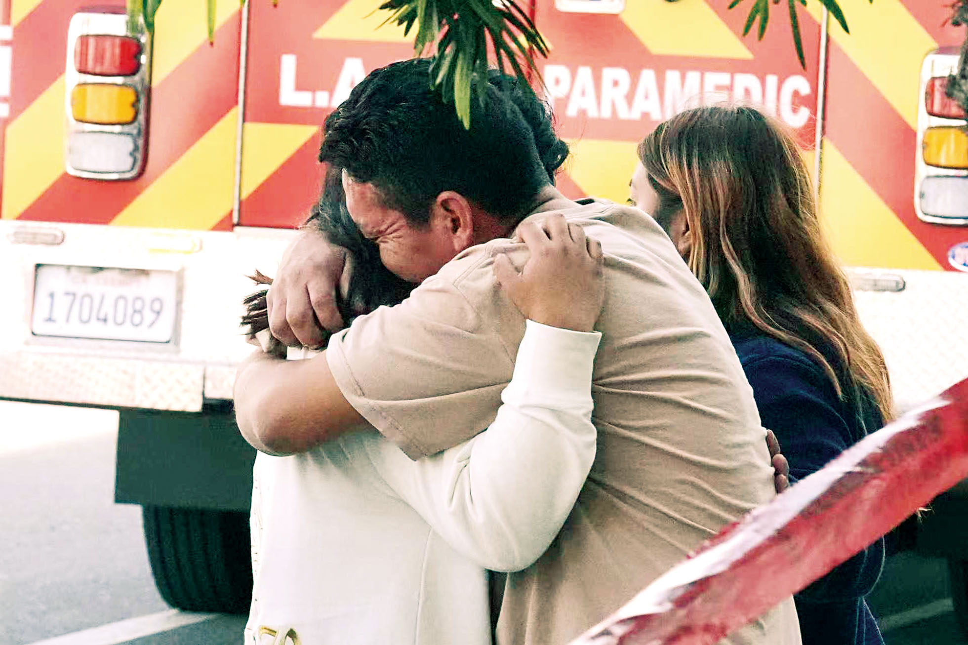 在致命車禍現場，人們互相擁抱安慰。美聯社