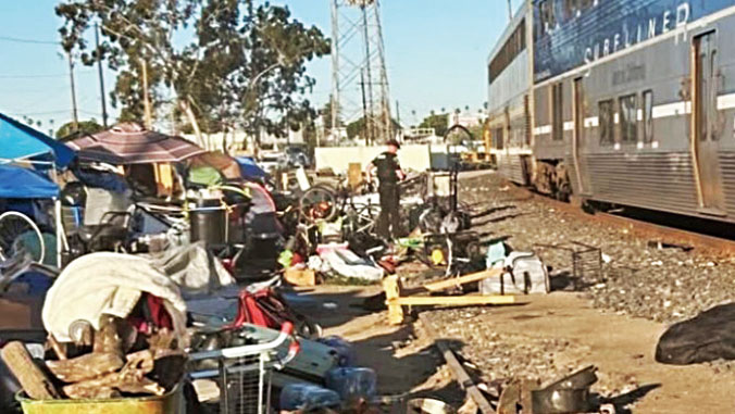 警方在一處遊民營地中逮捕37人,清理出33噸的垃圾和危險廢物。 奧克斯納德市警察局