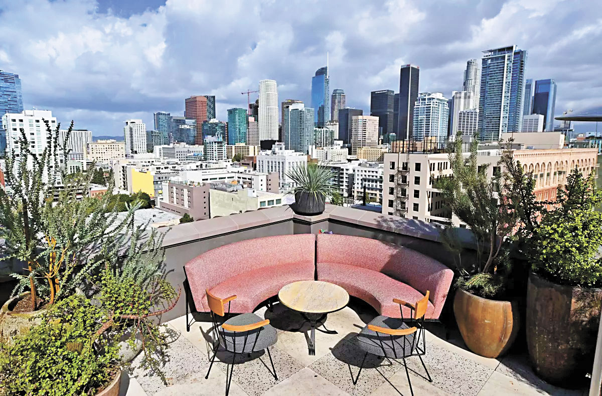 從洛杉磯市中心普羅珀酒店屋頂看到的景色。洛杉磯時報