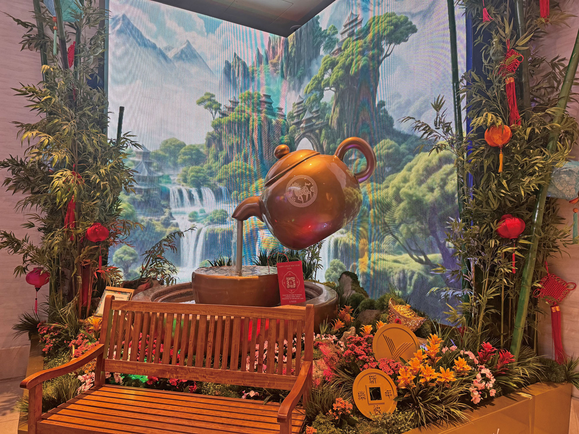 新年裝飾之一，表現亞洲茶文化。記者陸新攝
