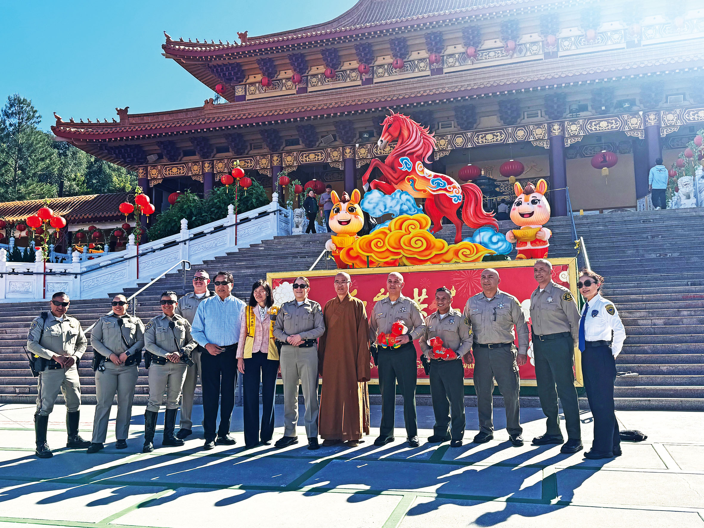 西來寺住持慧東法師(右6)與來賓在大殿新年裝飾前合影。 記者陸新攝