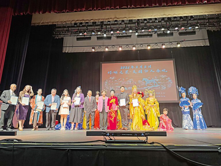 國會議員趙美心（前排右5）為張莉安（前排右4）等主辦方頒發賀狀。記者陸新攝