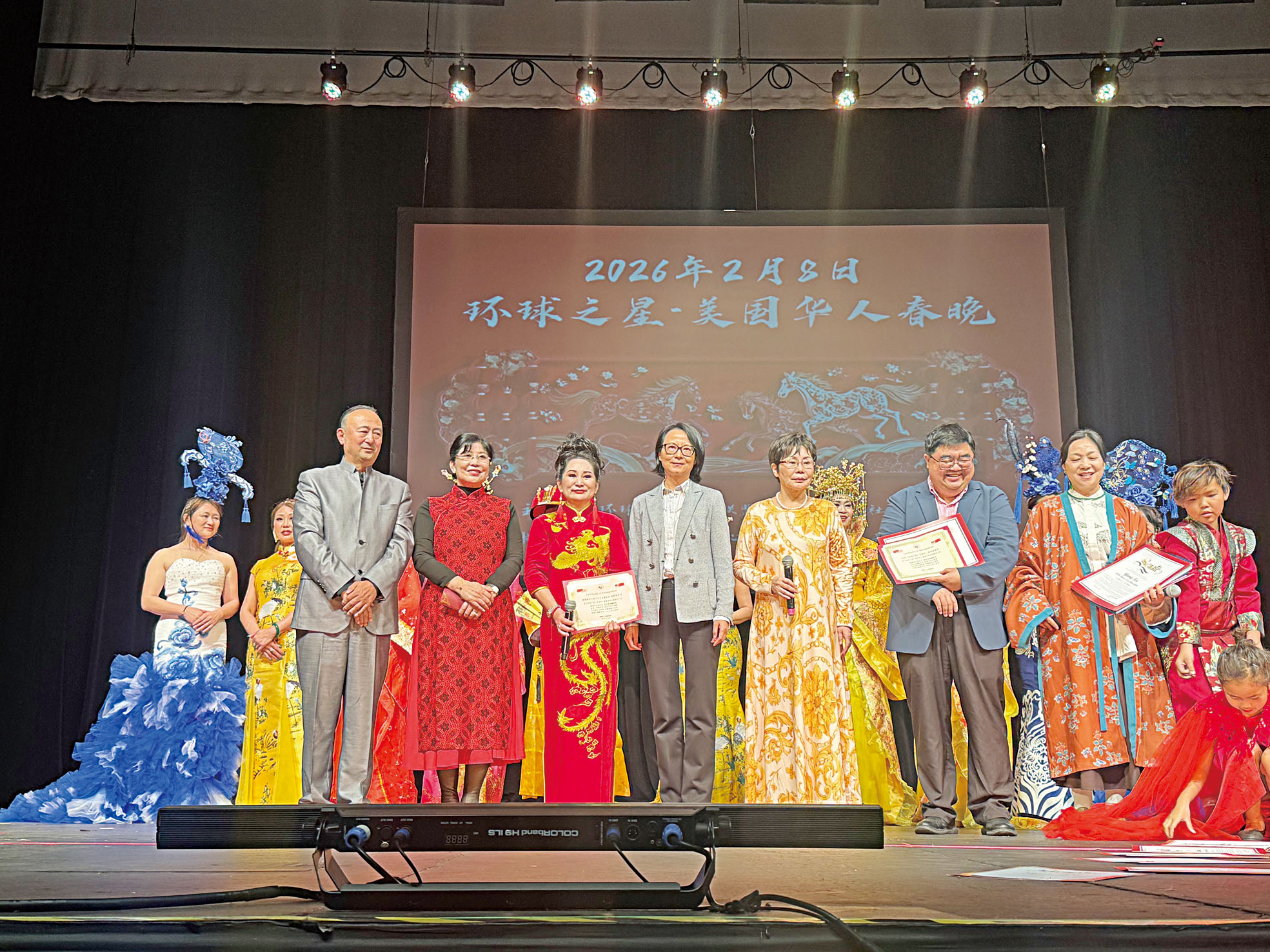 中領館領事陳風華（前排左4）上台致辭。記者陸新攝