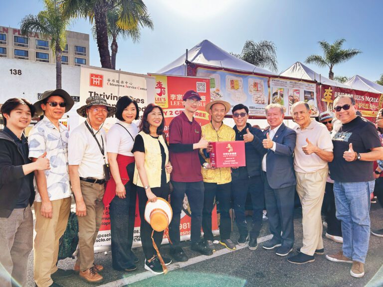 李家莊春節義賣送暖八載  全數捐款華埠服務中心關懷弱勢