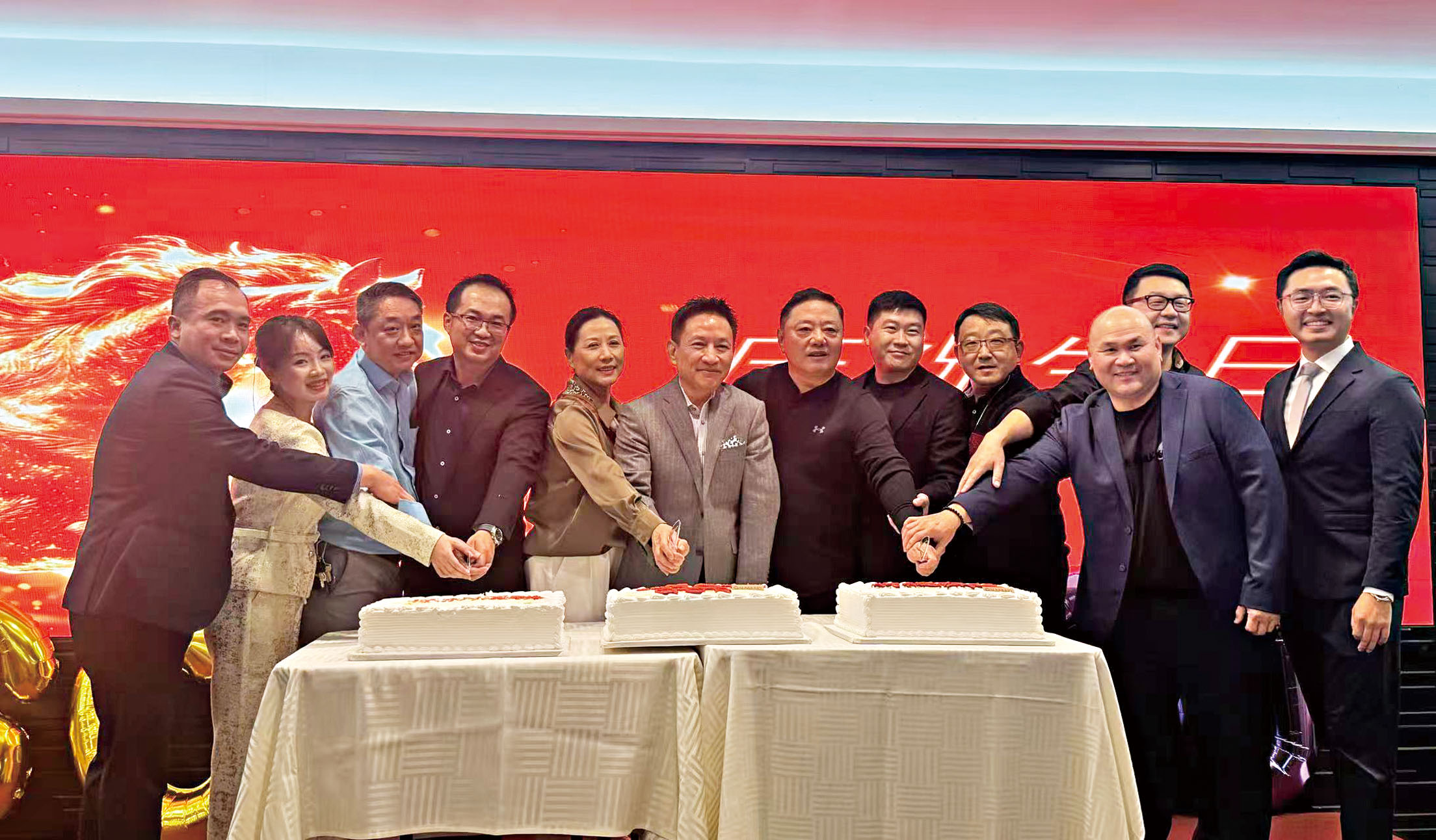鄧澍宏(左6)、Renee Deng(左5)與集團高管共切生日蛋糕。記者陸新攝