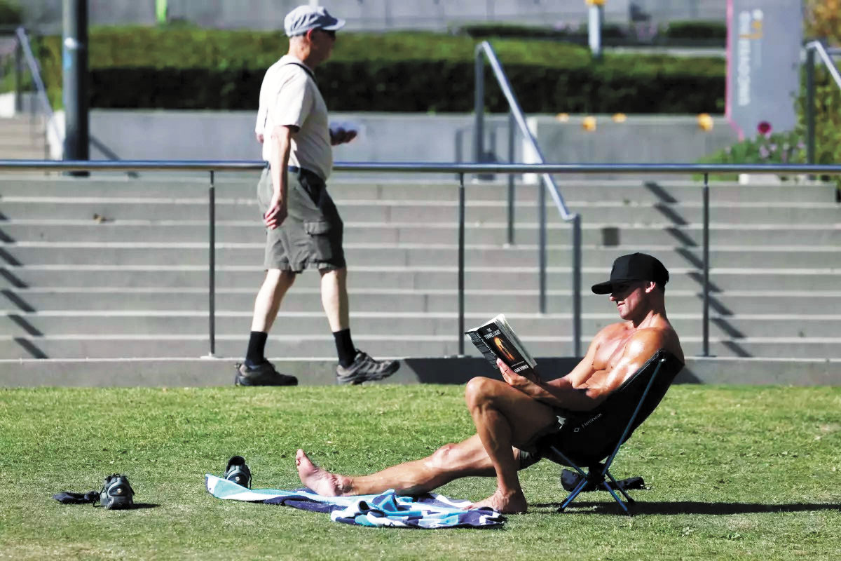 炎熱的午後，民眾在洛杉磯市中心的格洛麗亞·莫利納大公園享受陽光。洛杉磯時報