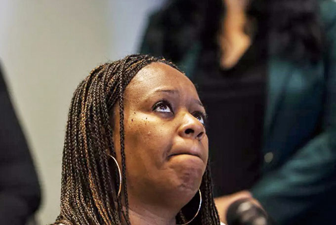 2018年10月在記者會上，湯森抬頭望向前方。洛杉磯時報