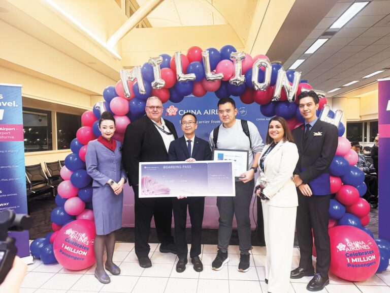 池志超（左3）為百萬旅客程先生頒發證書及獎品。記者陸新攝