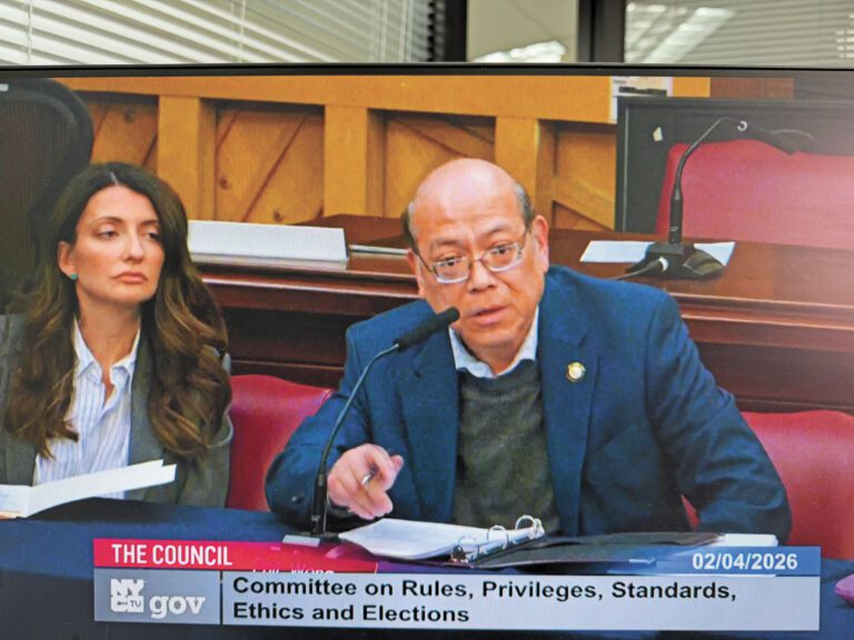 華人市議員黃友興發出連串尖銳提問及批評。